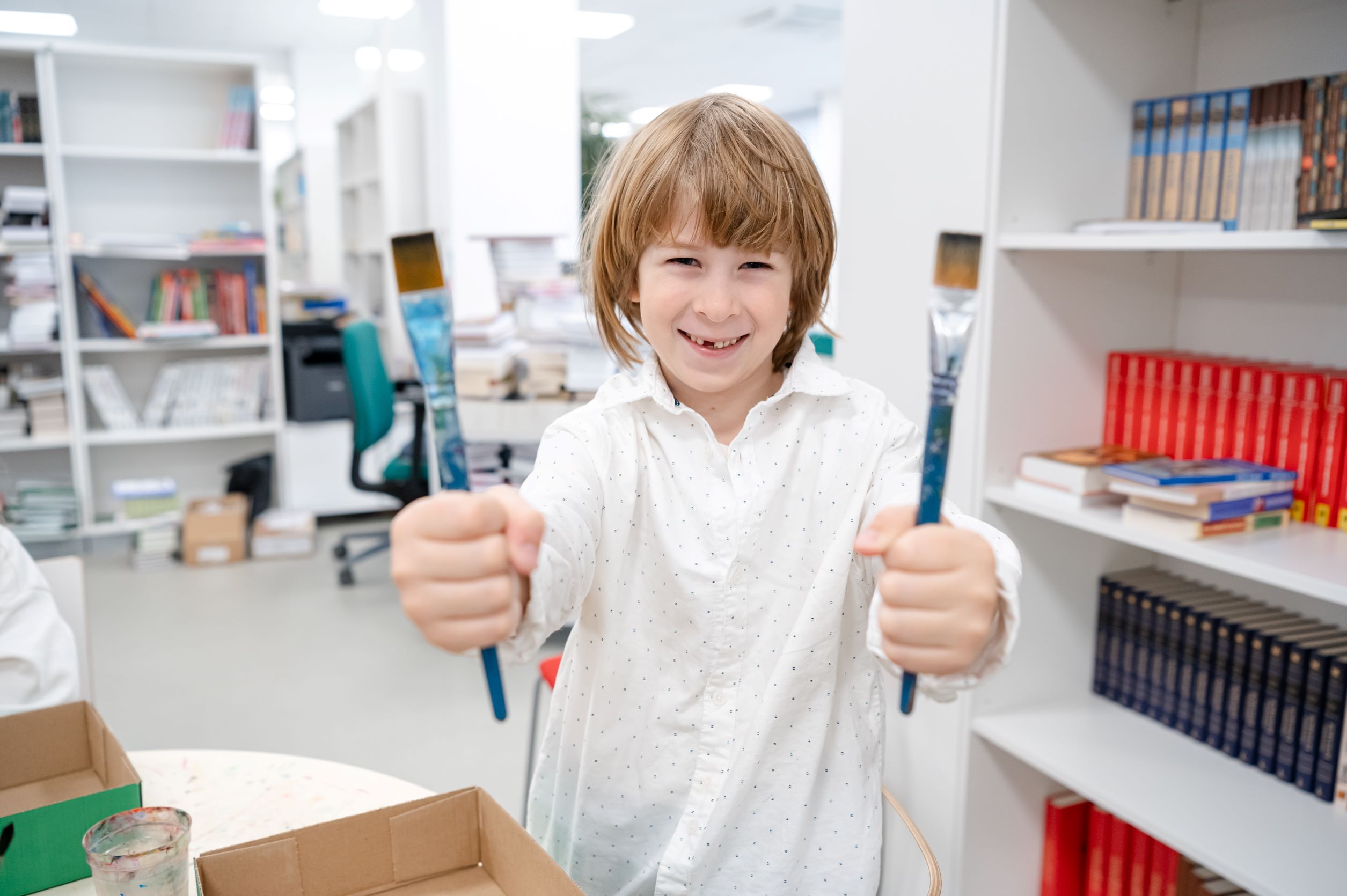 Приглашаем посетить интенсив по изобразительному искусству «Таинственный мир красок. Акварельные маркеры и поталь»